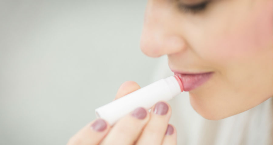 Labbra screpolate dal sole: i migliori balsami per idratarle labbra screpolate
