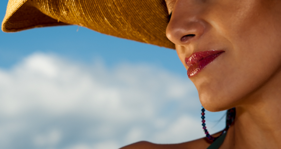 Come truccarsi in spiaggia: i migliori prodotti da portare al mare come truccarsi in spiaggia