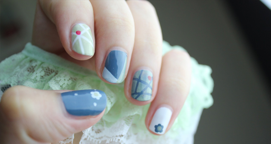 striped manicure