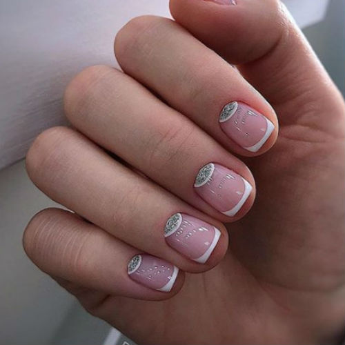French manicure: cos'è, come farla e i prodotti giusti. Scopri i beauty tips