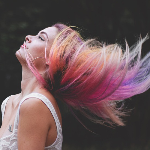 Vuoi cambiare colore di capelli? Scopri come scegliere la tinta perfetta per te