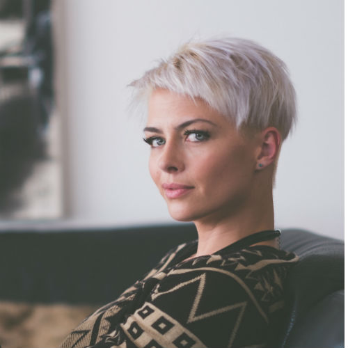 Capelli grigi: sì o no? Scopri con noi la tendenza grey hair