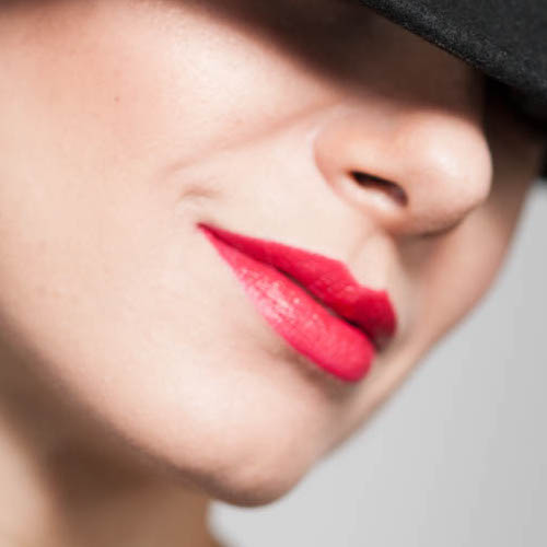 Rossetto rosso: scopri cinque diversi modi di indossarlo!