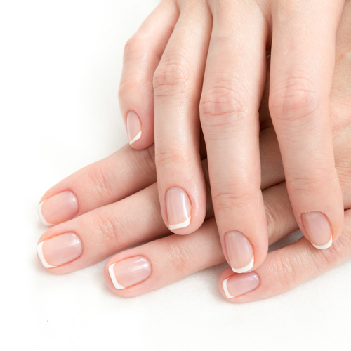 Tutto ma proprio tutto sulla french manicure: storia, tipologie e tutorial per realizzarla