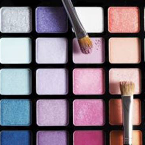 Acquistare make up: è davvero diventata una tendenza più che una necessità?