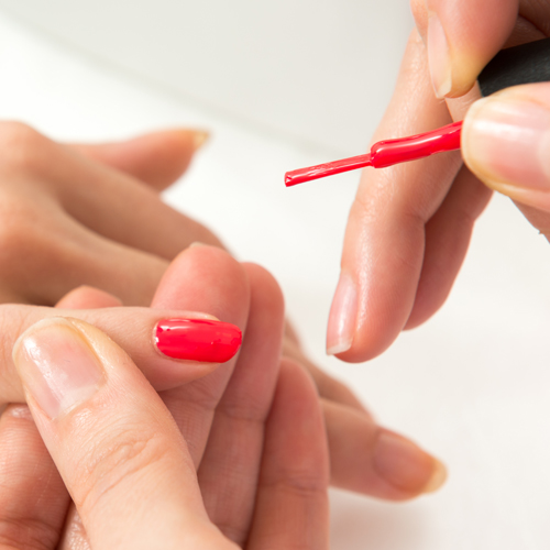 Unghie effetto gel con gli smalti: idee manicure per Pasqua