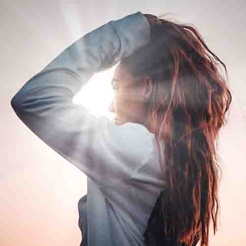 Cambio di stagione: rimedi alla caduta dei capelli nelle donne
