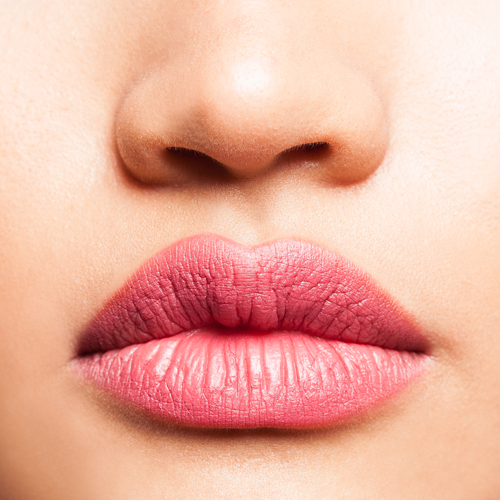 Rossetto liquido o tinta labbra? Scopri la differenza