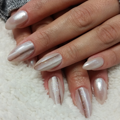 Striped nails: manicure a righe per la primavera