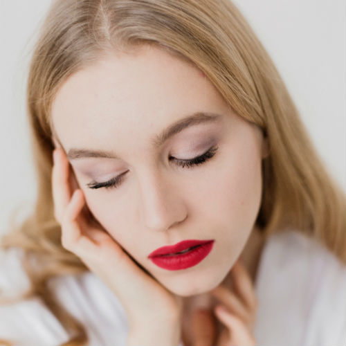 Pelle disidratata dal sole: i trucchi per reidratare il viso