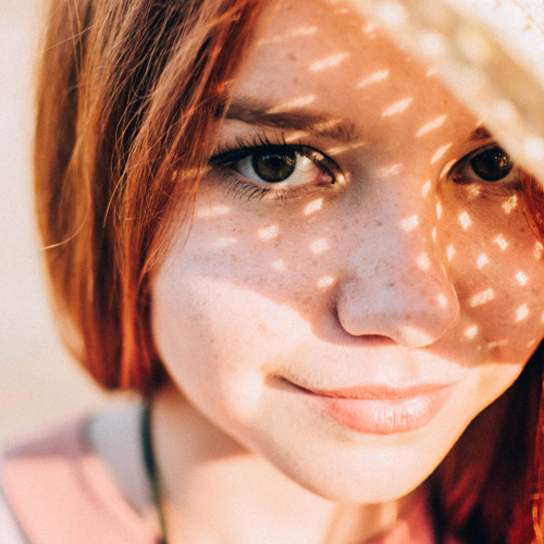 10 Cosmetici antimacchia per mantenere l'abbronzatura del viso