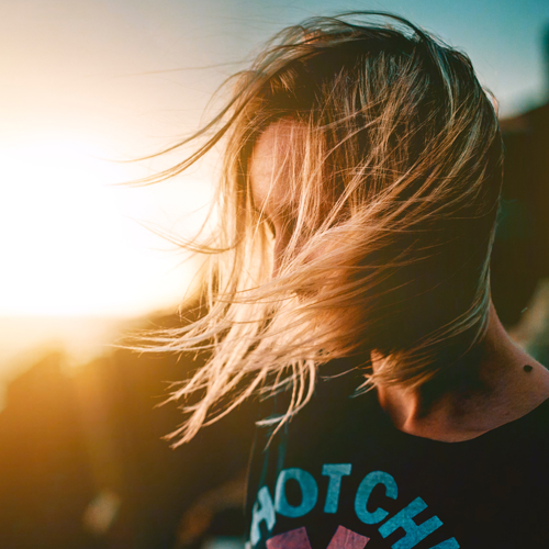 Come schiarire i capelli in modo naturale e veloce | ProfumeriaWeb