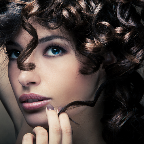 Capelli ricci tendenza del 2021: cura, tagli e colori