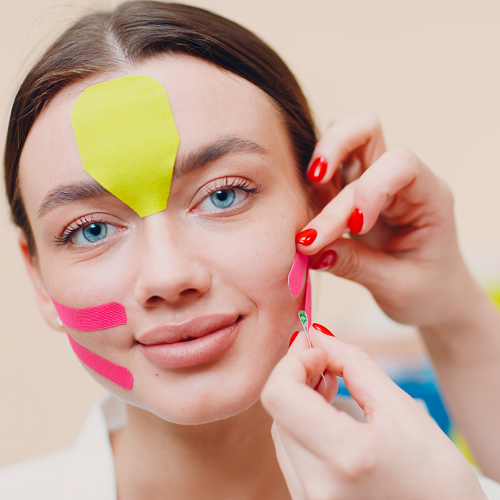 Face taping, una tecnica che aiuta a camuffare le linee di espressione