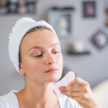 Massaggio Gua Sha: dalla medicina tradizionale cinese il botox naturale più amato dalle star